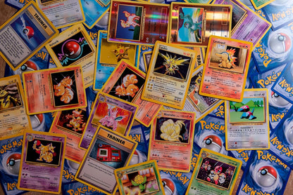 Pokemon TCG: 100 Assorted Card Lot C/UC/Holo/EX or V - LCC Deck Box Included